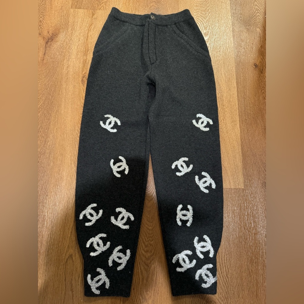 CHANEL cashmere Sweatpants with Signature Logo Design preowned good condition